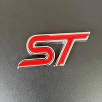 3D Metalinis ST Logotipas Automobilio Priekinių Grotelių Emblema Bagažinės Ženklelis Lipdukas Focus Fiesta Mondeo EDGE Kuga Explorer ST Lipduko Priedai Silver Red