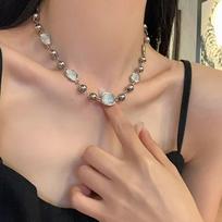 Melaleuca Cat's Eye Retro-Clavicle Necklace: Stylish Design, High-End Luxury, Versatile Charm