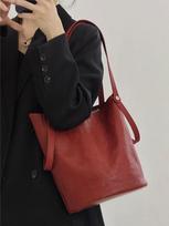 Women's High-End Retro Bucket Bag - Large Capacity Versatile Tote for Autumn/Winter 2026 raudona