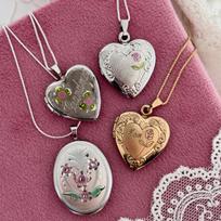Heart & Oval Engraved Retro Photo Locket Necklace - Stylish Accessory brown