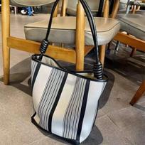 Bucket bag women's new niche design lazy wind tote bag large capacity commuter bag flying woven armpit bag