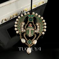 Elegant Retro Green Gemstone Ladybug Brooch with Diamond Accents and Cultured Pearl Tassel
