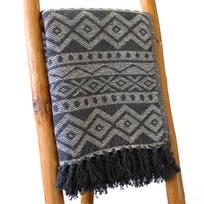 Boho stiliaus pledas Boho Comfort – Grey Geometric (125 × 150 cm)