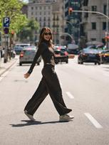 Kelnės su plačiomis klešnėmis moterims 4F | Anna Lewandowska - rudos