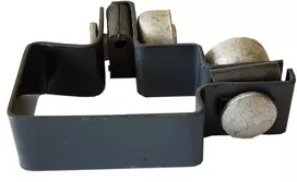 Pilka metalinė tvoros apkaba kampinė su tvirtinimo varžtais (Ral7016)