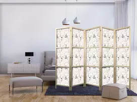Japoniška kambario pertvara - Botaninė iliustracija - Gėlių ir žolelių piešinys smėliniai pilkais tonais