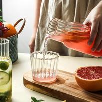 Stiklinis vandens ąsotis su puodeliu 500ML/600ML Karščiui atsparus V formos snapelis Vonios kambariui Naktinio staliuko vandens grafinas Biurui 501-600ml