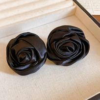 Niche design temperament retro French Hong Kong style earrings, exaggerated personality satin three-dimensional rose flower stud earrings ears