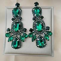 Emerald White Geometric Water Drop Stud Earrings – High-End European Light Luxury and Versatile Exaggerated Design.