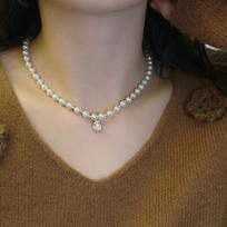 Glass Pearl Necklace Lightweight Luxury Design Minimalist Clavicle Chain Elegant Small Brand Jewelry for Daily Wear and Special Occasions One Size