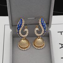 Elegant Exaggerated Earrings: Retro Ethnic Artistic Studs auksas