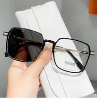 Fashion Blue Light Blocking Glasses Light Adaptive Sun Glasses for Ladies Unisex Outside Discoloration Glasses Trendy Square-Shaped Eyeglass