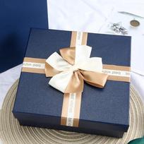 Luxury Gift Box: Elegant Birthday Packaging for a Touch of Ceremony 15*15*7 cm