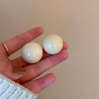 Hong Kong style retro white geometric earrings fashion simple temperament stud earrings niche high-end earrings