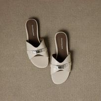 Krazing Pot Cow Skin Mules Summer Size 42 Low Heels Luxury Shoes Metal Decoration Women Superstar Women Peep Toe Slip on Sandals 35 dramblio kaulas
