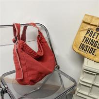 Wash the raw edges of canvas bags to make old literary shoulder bags. Backpacks are lazy, simple messenger bags..