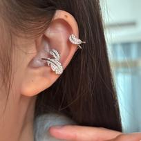Exquisite Zircon Ear Cuff: Luxurious Clip-On Earring for Women, Round Design, No Piercing Needed, Elegant Jewelry for a Niche Look.