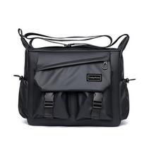 Large Capacity Men Crossbody Bag Square Harajuku Casual Messenger Bag Lightweight with Badges Single Shoulder Bag Unisex juoda