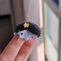 Cartoon Oil Drop Oil Painting Enamel Small Daisy Hedgehog Corsage, High-End Personalized Animal Pin, Clothing Brooch