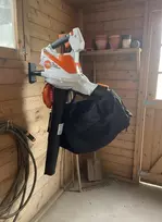 Garageprintslt STIHL SHA56 Lapų pūstuvas / smulkintuvas su vakuuminiu laikikliu ant sienos,