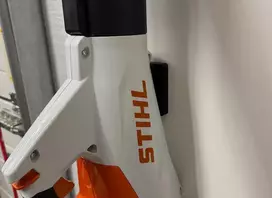 Garageprintslt STIHL BGA60/50 sieninis laikiklis