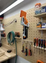 Garageprintslt STIHL HSA20 Gyvatvorių žirklės sieninis laikiklis