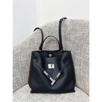 Niche design lock buckle leather bucket bag pebble pattern top layer cowhide large capacity portable commuter shoulder bag 23*22*8cm juoda