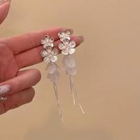 Design sense super fairy shell flower fringed earrings s111 silver needle high sense exaggerated long stud earrings temperament earrings 925 silver needle