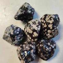 Natūralus snaigės obsidiano žaliavos akmuo, šiurkštus krištolinis gydomasis akmuo, Reiki gydomasis dydis, energijos gydomasis akmuo 2-4cm juoda