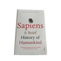 Sapiens: Trumpas žmonijos metraštis – užfiksuoja paleontologijos, antropologijos ir sociologijos idėjas ir analizuoja žmogaus raidos principus One Size