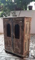 Senovinė perdirbto medžio spintelė: Kaimiška geležinė spinta 16” X 8” X 24” (l x w x h) įvairiaspalvis