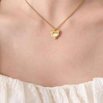 Hong Kong-Style Elegant Heart-Shaped Cat's Eye Stone Pendant Necklace on Gold-Plated Clavicle Chain.