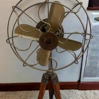 Stovimas ventiliatorius Namų dekoras Funkcionalus Žalvario ir rudos spalvos apdaila d HomElectric Grindų ventiliatorius Rankų darbo Retro stilius Rudos medienos Tripoe Dekoratyvinis ventiliatorius black