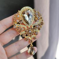 Dazzling Lavish Crystal Water-drop Brooches for Women; Vintage Fashion Pendant for Chic Weddings and Exceptional Jewelry Pins.