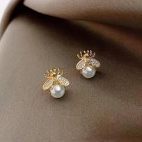 2026 new simple and luxurious Pearl Woman's Earrings Fashion design sense bee insect Earrings Korean women jewelry sexy Earrings