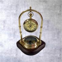 Žalvarinis stalinis laikrodis su kompasu ant medinio pagrindo, jūrų, marinistinis, biuro dekoras, steampunk, keliautojo stiliaus, stalo ornamentas, stalo laikrodis
