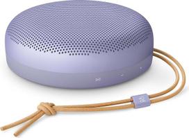 "Bang & Olufsen Beosound A1" (3 kartos) - kompaktiškas nešiojamasis "Bluetooth" garsiakalbis, atsparus vandeniui pagal IP67, sertifikuotas pagal C2C, iki 24 valandų veikianti baterija, 3 mikrofonai pokalbiams - levandų violetinės spalvos