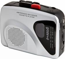 "Groov-e" nešiojamasis retro asmeninis kasetinis grotuvas ir diktofonas su įmontuotu garsiakalbiu ir mikrofonu, AM/FM radiju, 3,5 mm ausinių lizdu ir ausinėmis - juodas/ sidabrinis