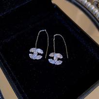 Zircon letter C earrings, French niche light luxury earrings, high-end long earrings, fashionable and versatile earrings.