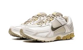Zoom Vomero 5 Light Bone Medium Olive 38 EU