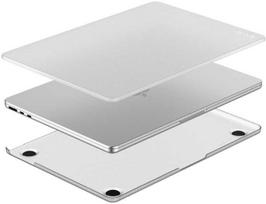 „MacBook Air“ 13,6 colio M2 (2022 m.) „Incase Hardshell“ dėklas (taškai / skaidrus)