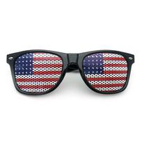 Football fans wear sticker glasses on the field to cheer for athletes, cheer for props and decorations, and give gifts to friend