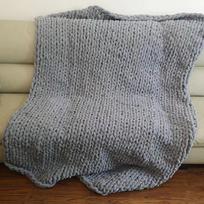 Rankomis austas vaivorykštės katės uodegos vilnonis pledas: Jaukus, nesipūkuojantis, atsparus blukimui 2 balls, suitable for knitting scarves