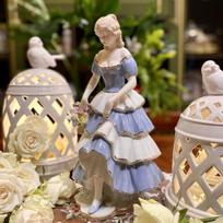 Europos prabangi namų puošmena Vestuvinė dovana, Elegantiška viktorietiško stiliaus mergaitės statulėlė, Rankomis tapyta aukso apdaila, Keraminė lėlė, Stalo ornamentas one size