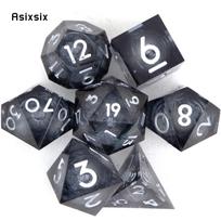 7 vnt. Juodos dervos tekantis smėlis balti skaičiai aštriabriauniai kauliukai daugiakampiai kauliukai tinka RPG stalo žaidimui tamsiai mėlyna spalva
