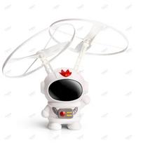 Levituojantis Šviečiantis Skraidantis Robotas Astronautas Žaislinis Lėktuvas Rankomis Valdomas Dronas Interaktyvus su Šviesomis Lauko Žaislai Vaikams Dovana balta