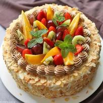 Šviežių vaisių gimtadienio tortas