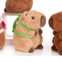 Minkšti pliušiniai žaislai Capybara su kuprine 22 cm Kreminė Capybara (kuprinė – vėžlys)
