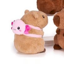 Minkšti pliušiniai žaislai Capybara su kuprine 22 cm Kreminė Capybara (kuprinė – aksolotlis)