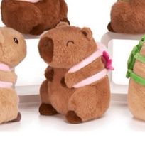 Minkšti pliušiniai žaislai Capybara su kuprine 22 cm Šviesiai ruda Capybara (kuprinė – aksolotlis)